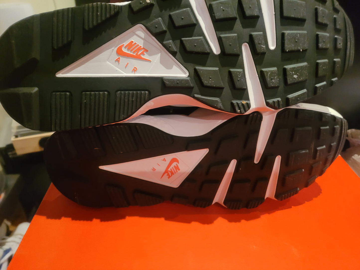 NIKE AIR HUARACHE - BRIGHT MANGO