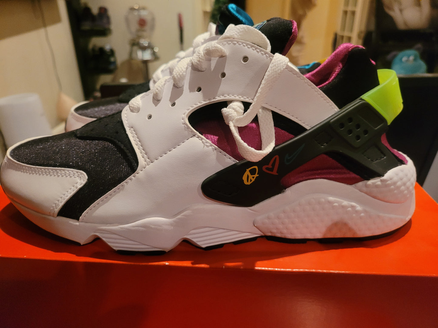 NIKE HUARACHE - PEACE LOVE & SWOOSH