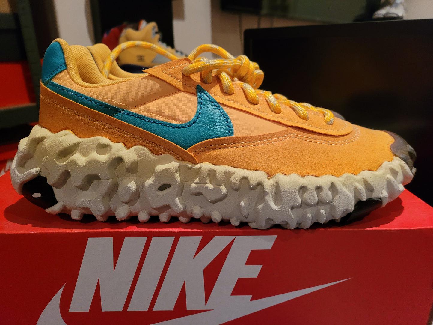 NIKE OVERBREAK SP - POLLEN RISE