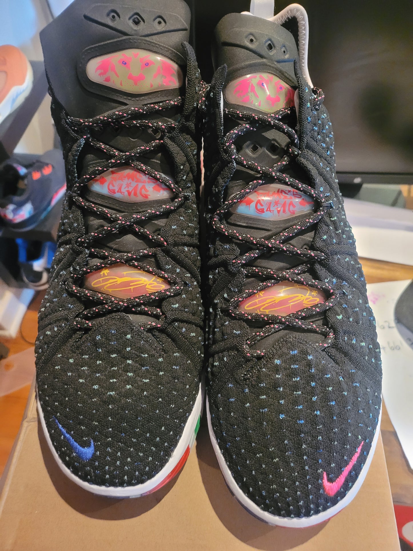 NIKE LEBRON 18