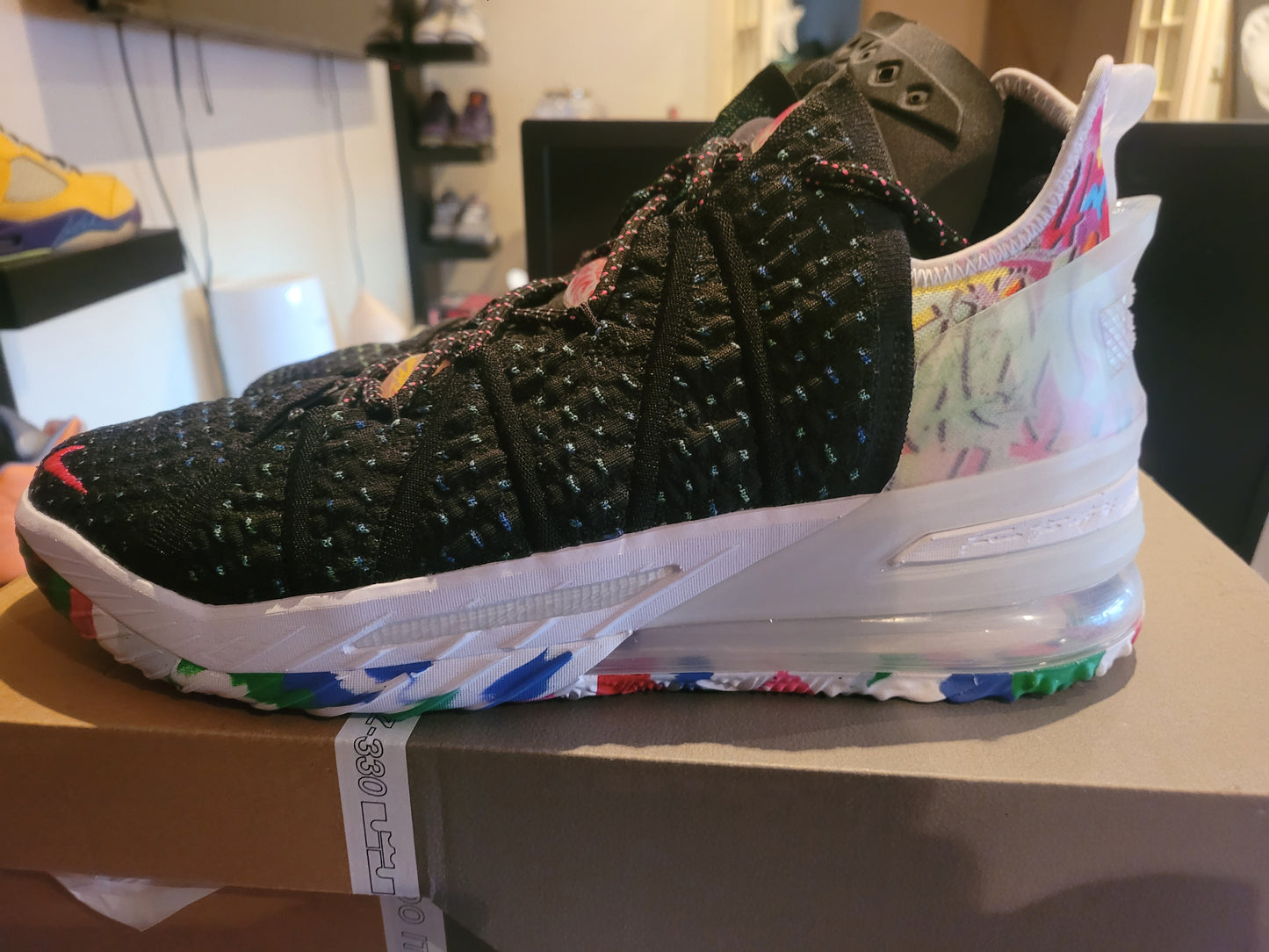 NIKE LEBRON 18