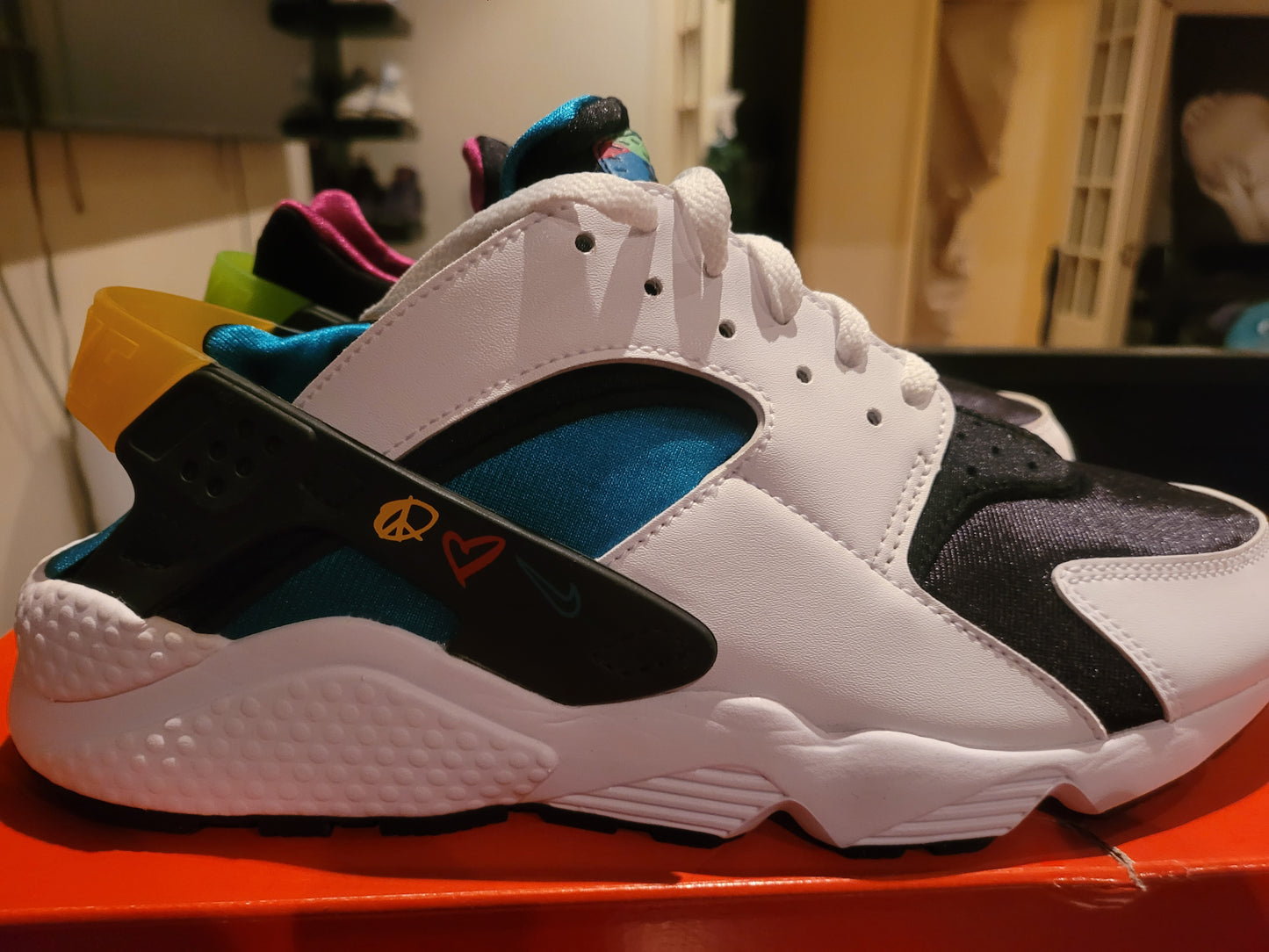 NIKE HUARACHE - PEACE LOVE & SWOOSH
