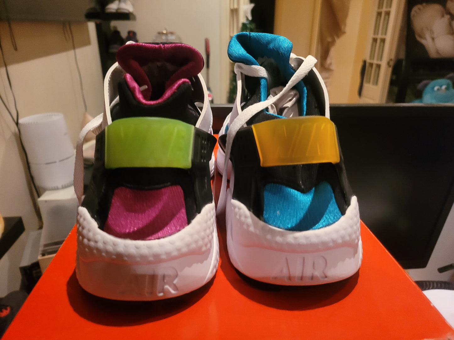 NIKE HUARACHE - PEACE LOVE & SWOOSH